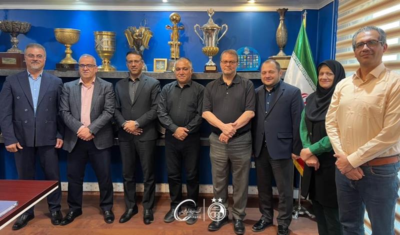 بازدید حسین زاده از با شگاه استقلال